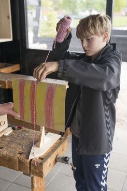 Die Boote zum Selberbauen werden aus Holzresten, Papier, Schnur etc. gebaut.