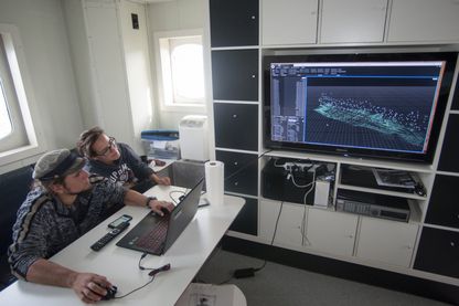 3D-opmålingerne af vragdelene bearbejdes fra at være en sky af punkter til en mosaik af over 900 billeder, der gør det muligt at studere skibsfundet i detaljer. På billedet arbejder marinarkæologerne Massimiliano Ditta fra Italien og Ines Šelendić 3D-opmålingerne af vragdelene bearbejdes fra at være en sky af punkter til en mosaik af over 900 billeder, der gør det muligt at studere skibsfundet i detaljer. På billedet arbejder marinarkæologerne Massimiliano Ditta fra Italien og Ines Šelendić