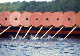 The Sea Stallion with oars and shields on the side. Photo: Werner Karrasch