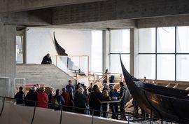 Påskeferie 2022: kl. 11.00: Familierundvisning 'Ta' med på handelstogt. I kommer med på togt med stormanden 'Ottar' på hans rejse fra det nordlige Norge til handelsbyen Hedeby i det sydlige Danmark. Hvad mon han har med i sit store handelsskib? Påskeferie 2022: kl. 11.00: Familierundvisning 'Ta' med på handelstogt. I kommer med på togt med stormanden 'Ottar' på hans rejse fra det nordlige Norge til handelsbyen Hedeby i det sydlige Danmark. Hvad mon han har med i sit store handelsskib?