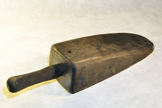 Elevationskile som har været brugt til at indstille kanonens sigte. Efter afrensning er den som ny og man kan stadig se trykmærker efter kanonen. Foto: Morten Johansen, Vikingeskibsmuseet. Elevationskile som har været brugt til at indstille kanonens sigte. Efter afrensning er den som ny og man kan stadig se trykmærker efter kanonen. Foto: Morten Johansen, Vikingeskibsmuseet.