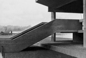 Vikingeskibshallen er tegnet af den anerkendte arkitekt Erik Christian Sørensen. Copyright Vikingeskibsmuseet Vikingeskibshallen er tegnet af den anerkendte arkitekt Erik Christian Sørensen. Copyright Vikingeskibsmuseet