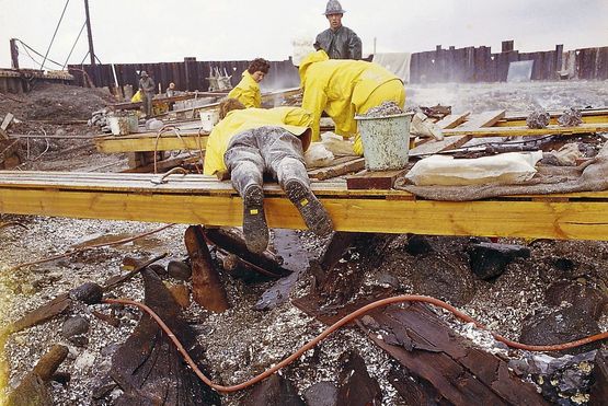 The members of the excavation team all wore oilskin during the excavation in order to work freely within the water-sprinkled area. The excavation of the Skuldelev ships. Viking Ship museum
