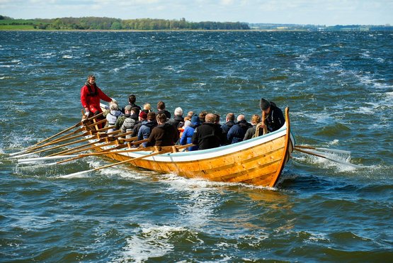 Kurset ‘Den klinkbyggede åbne båd’ er for dig, der arbejder med friluftsliv, kulturarv eller undervisning i maritime miljøer, og som vil styrke dine kompetencer i praksisnær kystformidling. Kurset ‘Den klinkbyggede åbne båd’ er for dig, der arbejder med friluftsliv, kulturarv eller undervisning i maritime miljøer, og som vil styrke dine kompetencer i praksisnær kystformidling.