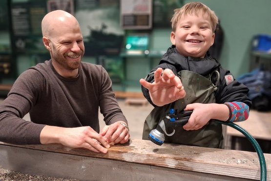 I skattejagten Det Mystiske Skibsvrag skal I blandt andet hjælpe arkæologerne med at vaske spændende fund frem af det våde sand. I skattejagten Det Mystiske Skibsvrag skal I blandt andet hjælpe arkæologerne med at vaske spændende fund frem af det våde sand.