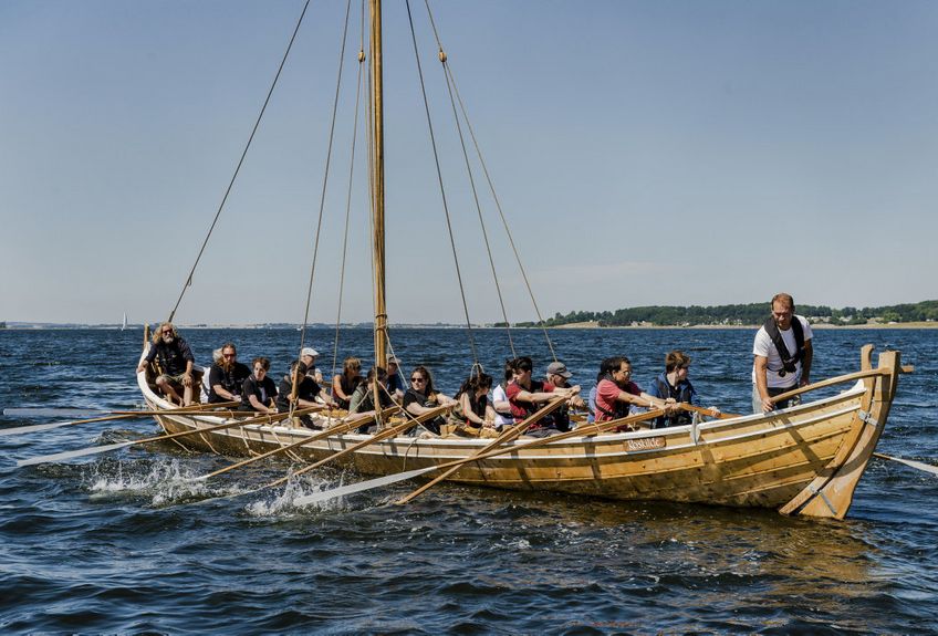 Vikingeskibsmuseets færøbåd *Storkjoven' er en såkaldt ’teinæringur’, der har 10 årer i hver side og har dermed plads til 20 gaster og to sejladsinstruktører. 