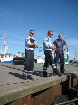 Fiskerikontrollen på besøg i Gilleleje Havn. 