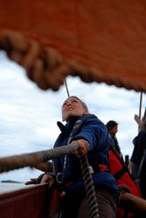 The female crew members do their part of teh hard work on board. Photo: Werner Karrasch, The Viking Ship Museum.