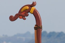 Helge Ask med dragehoved påsat på forstævn, Fotograf: Werner Karrasch, Copyright: Vikingeskibsmuseet i Roskilde 