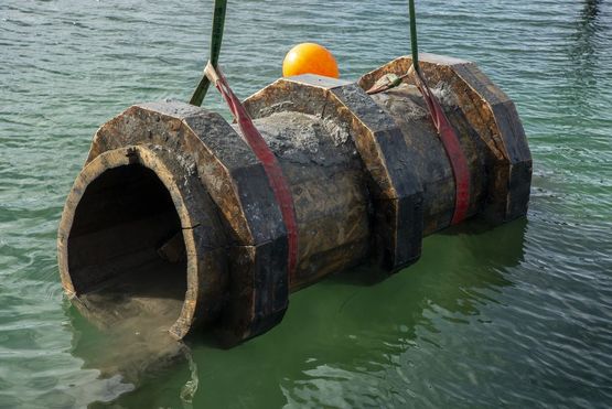 Marinarkæologer fra Vikingeskibsmuseet arbejder i disse dage i Københavns Nordhavn, hvor de foretager undersøgelser forud for etableringen af Nordhavnstunnelen. Her har de genfundet en historisk kloakledning i Svanemøllebugten.