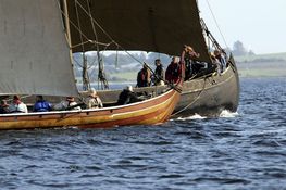 Vikingeskibsmuseets rekonstruktioner af Vikingeskibe; langskibet 'Helge Ask' og handelsskibet 'Ottar'. Foto: Werner Karrasch