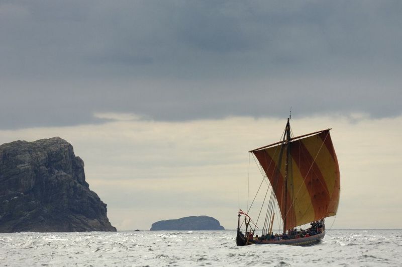 How do you sail a squarerigged boat?