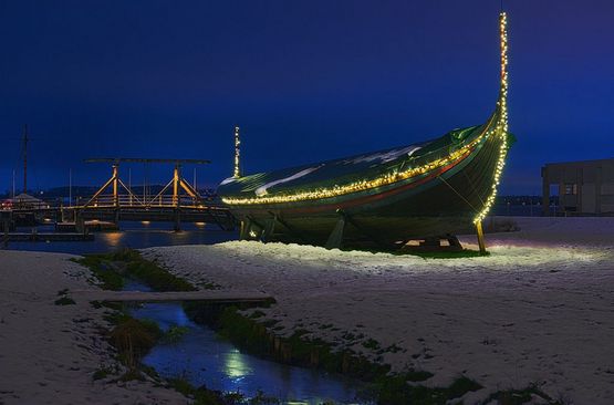 På Vikingeskibsmuseet kan man høre fortællinger fra den nordiske mytologi og gå med på rundvisninger alle adventsweekender i december samt dagene mellem jul og nytår. Museets gæster kan  også deltage i en af museets kreative aktiviteter.