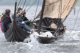 Skjoldungen på bagbord halse på Roskilde Fjord - det betyder vinden kommer ind fra venstre - bagbord på et skib.