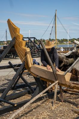 Skibet begynder at tage form. Copyright: Vikingeskibsmuseet i Roskilde. 