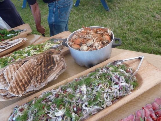 Vikingegildet med marinerede makreller, krabber, fladbrød med fennikel og mjød.