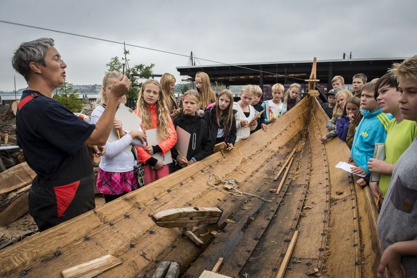 Skoletjenesten på Vikingeskibsmuseet tilbyder undervisning hele året - i sommer halvåret også til søs
