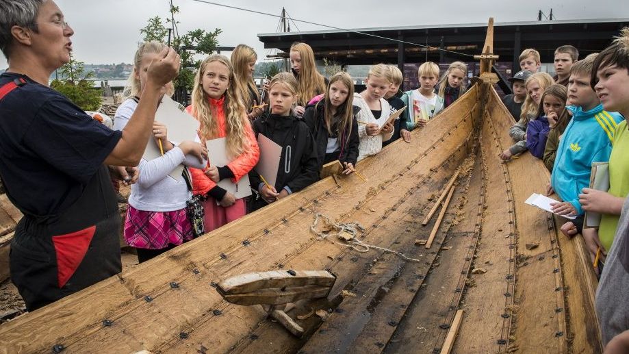 Ta' klassen med på en sjov og lærerig oplevelse hos os på Vikingeskibsmuseet Skoletjenesten, tilbyder, relevante, spændende, forløb, vikingetiden, vikinger, vikingeskibe, vikingetogter, indendørs, udendørs, undervisning, workshops, undervisning, hands-on, sejlture, sejladser, elever, involvering, aktiv