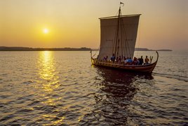 Sejl ud på Roskilde fjord i en rekonstruktion af et vikingeskib.