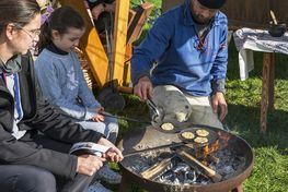 Bag Birkakiks, træn som en vikingekriger og spind nornetråde på Vikingeskibsmuseets Strandengen, der i efterårsferien er omdannet til en vikingelejr