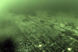 Arkæologerne fjernede først de få bordplanker i den dårligt bevarede bagbords side af skibet og fortsatte derefter med plankerne i skibets styrbords side.