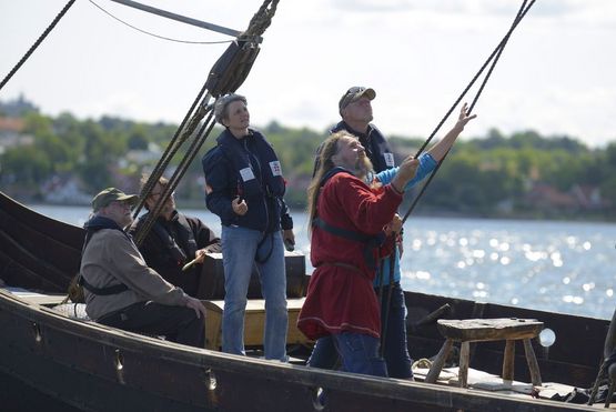 Skibsrekonstuktør og ph.d. Vibeke Bischoff (i midten af billedet) om bord på rekonstruktionen af Osebergskibet ' Saga Oseberg' i 2015, da skibet var på besøg i Roskilde for at gennemføre en række indsejlingstests.