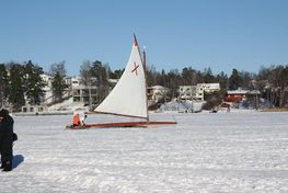 Den 14. februar 2021 – i forbindelse med festligholdelsen af Stockholms Isjaktklubbs 120-års jubilæum – satte ’XLNT’ igen sejl på det tilfrosne skærgård på helt samme måde, som for 100 år siden, inden rejsen til Roskilde. Foto: Bernt Karlsson / Facebook