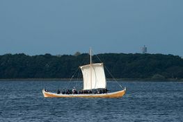 Der er plads til 20 personer om bord på de traditionelle både, som sejler museumsgæster ud på Roskilde Fjord.