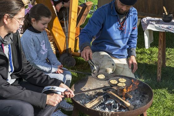 Påskeferien 2022: Workshop kl. 14.00 - 15.30: Bag ’Birkakiks’ i det store vikingetelt. I kan smage på vikingetiden i det store vikingetelt på plænen uden for Vikingeskibshallen. Påskeferien 2022: Workshop kl. 14.00 - 15.30: Bag ’Birkakiks’ i det store vikingetelt. I kan smage på vikingetiden i det store vikingetelt på plænen uden for Vikingeskibshallen.