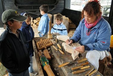 Træskæreren arbejder på bådeværftet på museumsøen. Copyright: Vikingeskibsmuseet i Roskilde