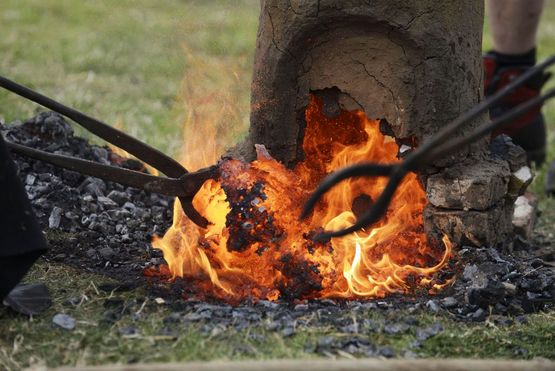 Mød jernudvinderen 3. - 7. august og få et indblik i, hvordan vikingerne udvandt jern af myremalm.