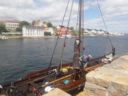 When Skjoldungen goes into port, the crew sets up a small exhibit in the ship's ropes, so anyone curious can read more about the ship - most people would also like to have a talk with the crew. Photo: Torben Okkels