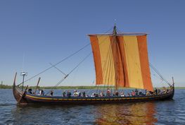 Havhingsten fra Glendalough, er her på sejlads på Roskilde fjord og sejlet sat på styrbord halse.