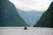 Lille skib blandt høje fjelde - Vikingeskibet Skjoldungen sejler fra Sognefjorden til Roskilde 2019