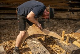 Bådebyggerne arbejder på rekonstruktionen af Skuldelev 5. Copyright: Vikingeskibsmuseet i Roskilde.