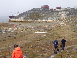 On the hunt for mussels at low tide. There’s great hospitality to be found at Polar Oil. Pictures are from Skjoldungen’s Facebook page.
