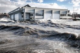 6. december 12:55 141 cm over daglig vande. Fjordens brænding rullede op på den store græsplæne, der omgiver Vikingeskibshallen.