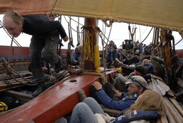 60 mænd og kvinder skal igen finde plads om bord. Foto Werner Karrasch
