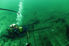 Maritime archaeologists from the Viking Ship Museum in Roskilde have discovered the world’s largest cog during investigations at Lynetteholm.