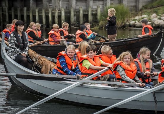 Skolesejlads, en aktiv form for læring, hvor eleverne selv sejler bådene ud på Fjorden