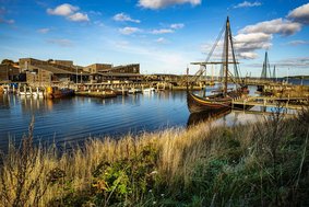 En imponeret og benovet dommerkomité har nu udvalgt tre projektforslag, som går videre til den endelige fase af arkitektkonkurrencen om nyt Vikingeskibsmuseum. En imponeret og benovet dommerkomité har nu udvalgt tre projektforslag, som går videre til den endelige fase af arkitektkonkurrencen om nyt Vikingeskibsmuseum.