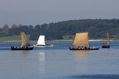 De smukke sejl er sat på alle vikingeskibenes efterkommere. Copyright: Vikingeskibsmuseet