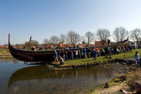 Den 9. april summer det af aktivitet på Vikingeskibsmuseet. Det 30 meter lange vikingeskib, Havhingsten, skal i vandet efter en lang vinter på land - og det klares selvfølgelig med håndkraft og rå muskelstyrke.