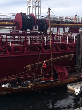 Skjoldungen has its own little dock, with a pontoon bridge on one side and a tanker on the other – safe and sound! Pictures are from Skjoldungen’s Facebook page. 