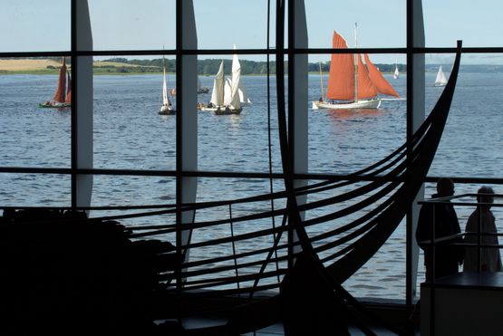 Vikingeskibsmuseet fylder 50 år og det fejrer vi lørdag den 17. august med aftenåbning med gratis adgang (17.00 - 22.00), fremtidstaler, 'mød-museet', musik og en havn fyldt med smukke træbåde.