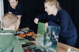 Ved siden af Café Knarr på Vikingeskibsmuseets museumsø finder du Marinarkæologernes Værksted. Her kan du blive klogere på de fund, arkæologerne udgraver fra den danske havbund. Foto: Jacob N. Andreassen