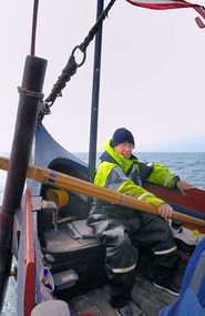 Tidligere underdirektør Niels C. Roelsen ved roret på Havhingsten i Den Engelske Kanal. Foto: Werner Karrasch