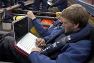 Webmaster Preben Rather Sørensen opdaterer Havhingsten.dk på sejladsen mod Dublin. Foto: Werner Karrasch, Vikingeskibsmuseet i Roskilde