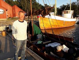 Every day we come into contact with many people who would like to know something about us and Skjoldungen. This modest gentleman, who had been sailing in a Colin Archer, had really competent questions about the Skjoldungen. It turned out that Jørn Flesjø, as the man was called, was a boat builder. Jørn had also built a reconstruction of Skuldelev 6. We discussed, among other things, events, he had built some other events. Unfortunately we were sailing past it as it was in the Stavanger area. It had otherwise been exciting to see, and maybe portraits with Skjoldungen. Photo and caption: Torben Okkels