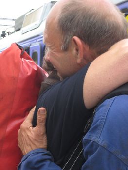 Skipper Ole får et kæmpe bamsekram.
